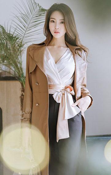 他的手渐渐地也开始不安分起来